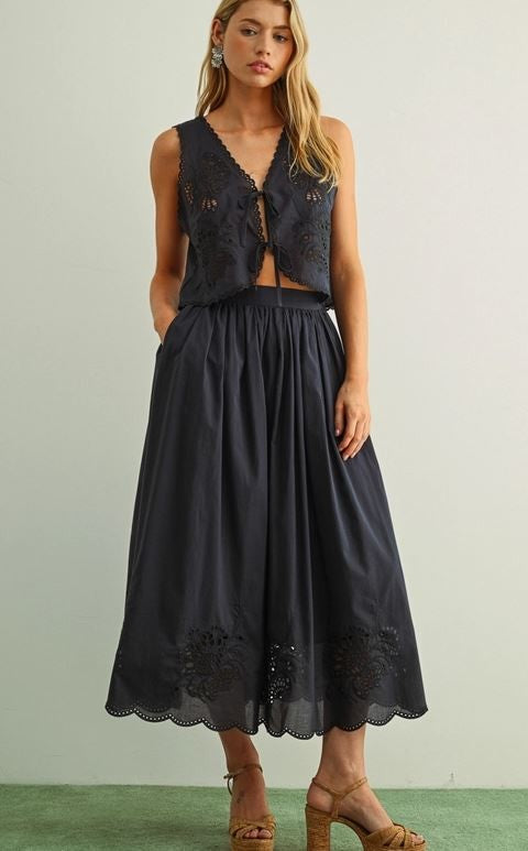 Embroidery Tied in Front Sleeveless Top|7432