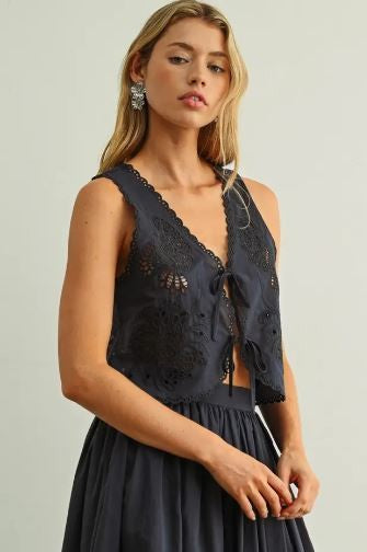 Embroidery Tied in Front Sleeveless Top|7433